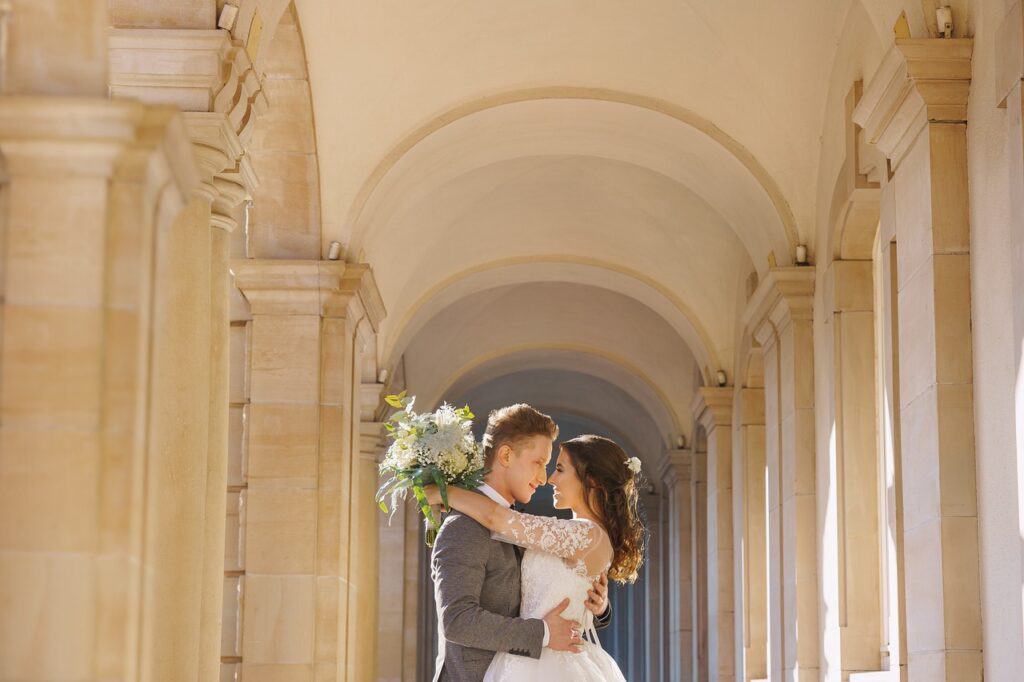 Hochzeitspärchen im Gewölbe