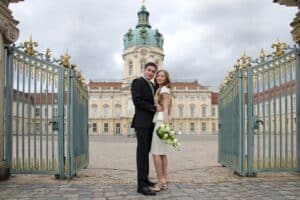 Hochzeitspärchen vor Schloss
