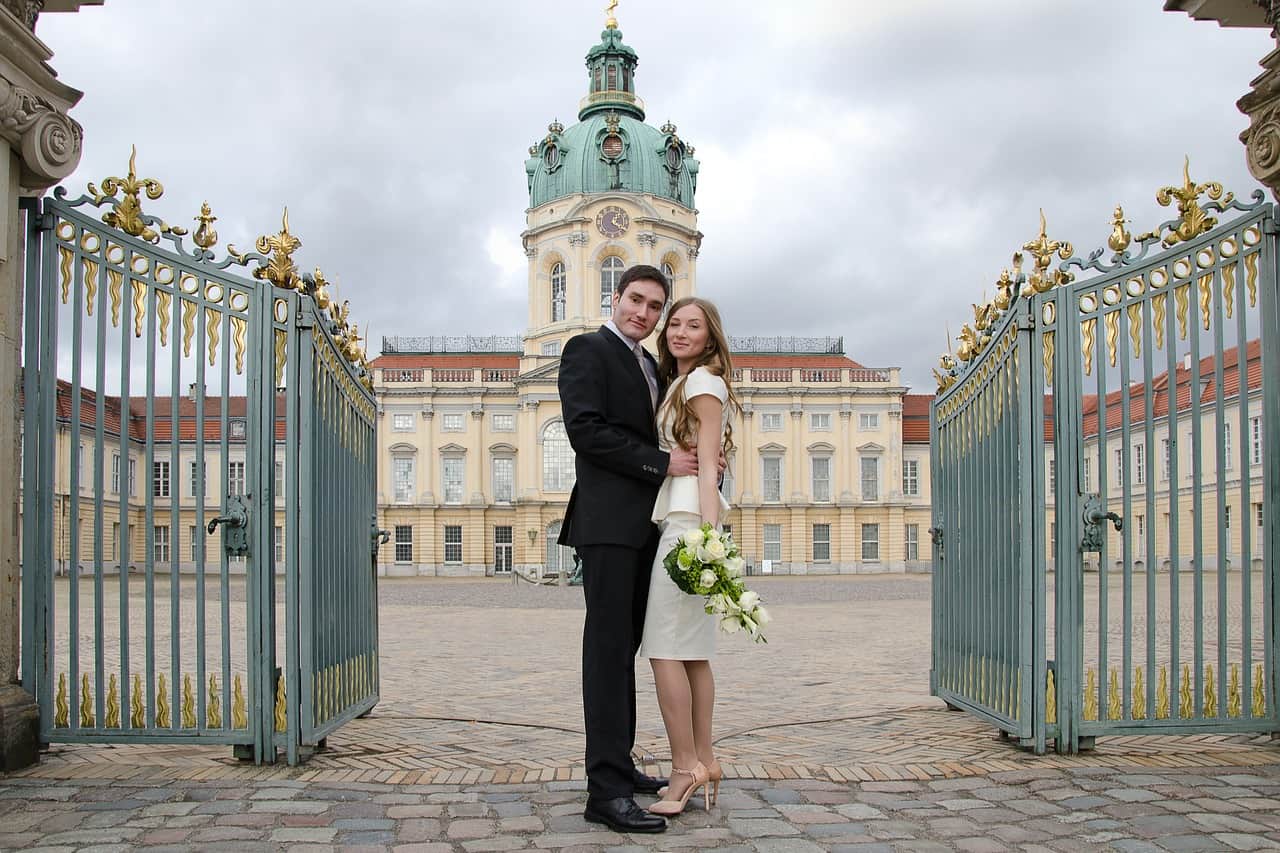 Hochzeitspärchen vor Schloss